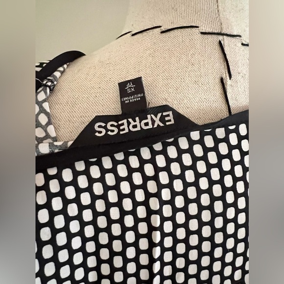 Express Geometric Print Black & White Zip Front Top – XS - Picture 12 of 14